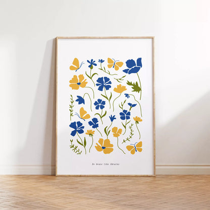 明るい壁に立て掛けた、青と黄色の花と蝶を描いた北欧テイストのポスター