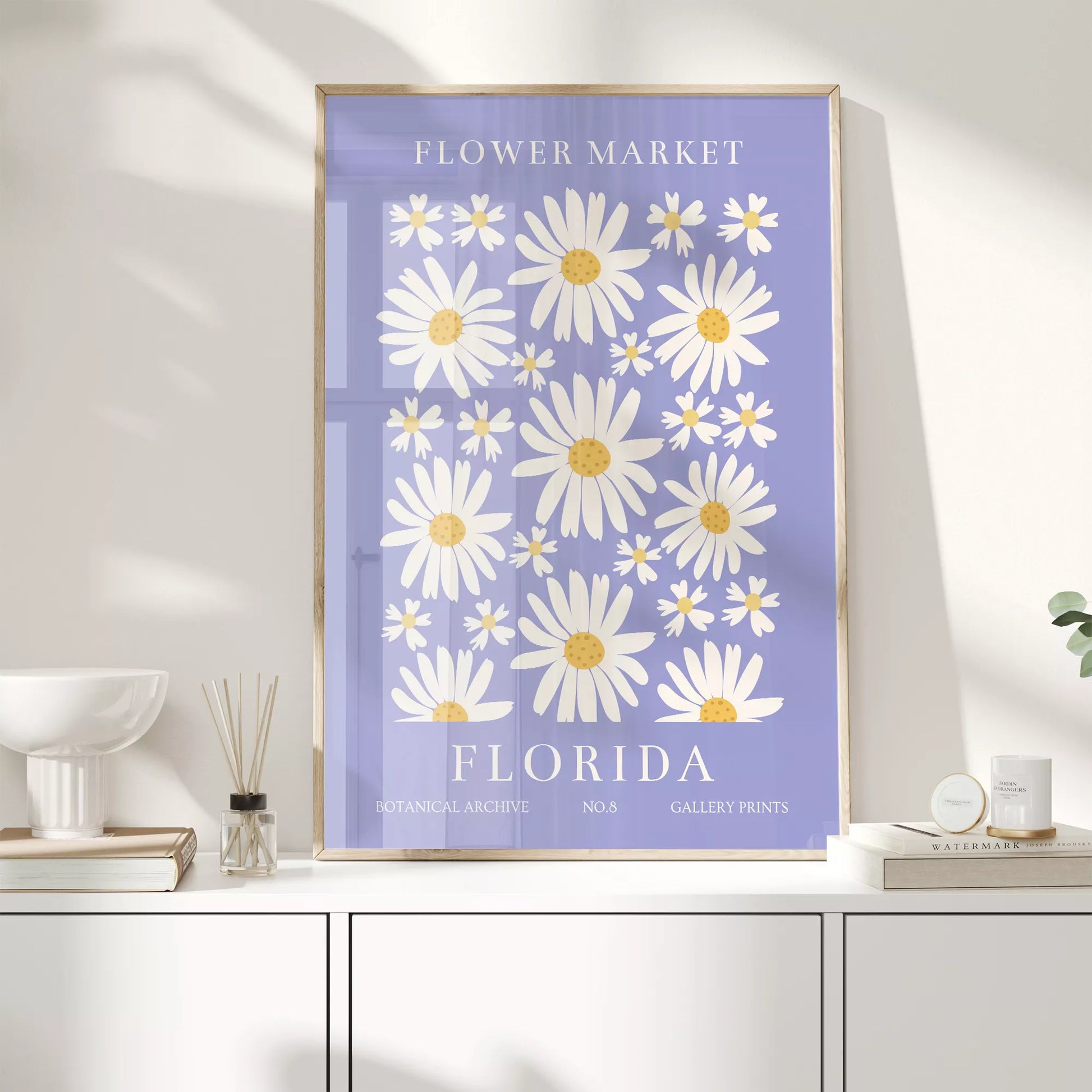 フロリダのデイジーマーケット植物アートポスター、パープル背景に白い花