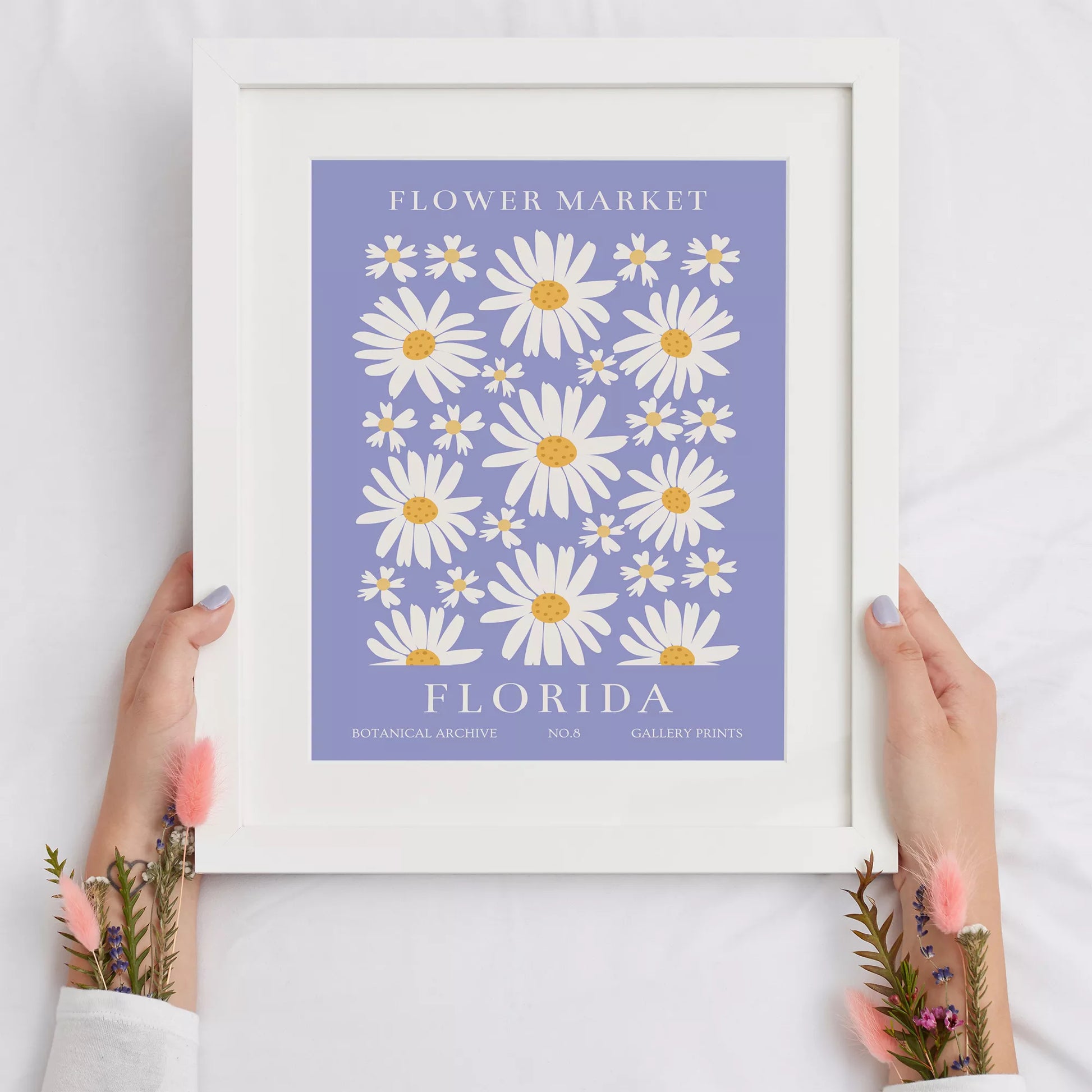 フロリダのデイジーマーケット植物アートポスター、パープル背景に白い花