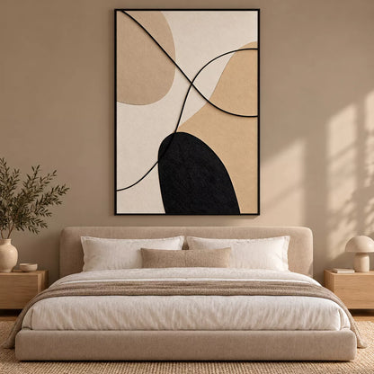 ベージュのベッドと白い寝具のある寝室に飾った、黒い曲線と丸みのある形の抽象画ポスター
