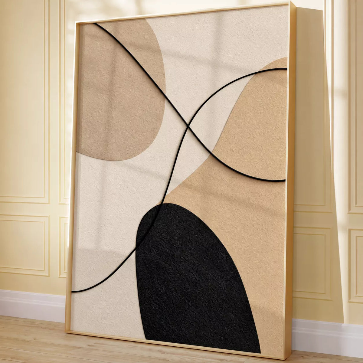 淡いモールディング壁に立て掛けた、ベージュとブラックの曲線が印象的な縦長の抽象画ポスター