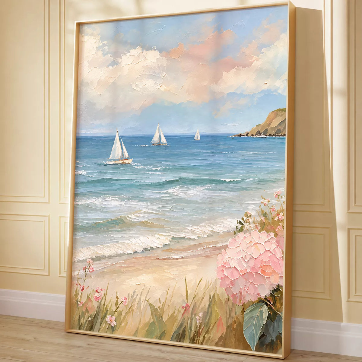 白いヨットが浮かぶ青い海と砂浜、ピンクの紫陽花を描いた中央のポスターの展示イメージ
