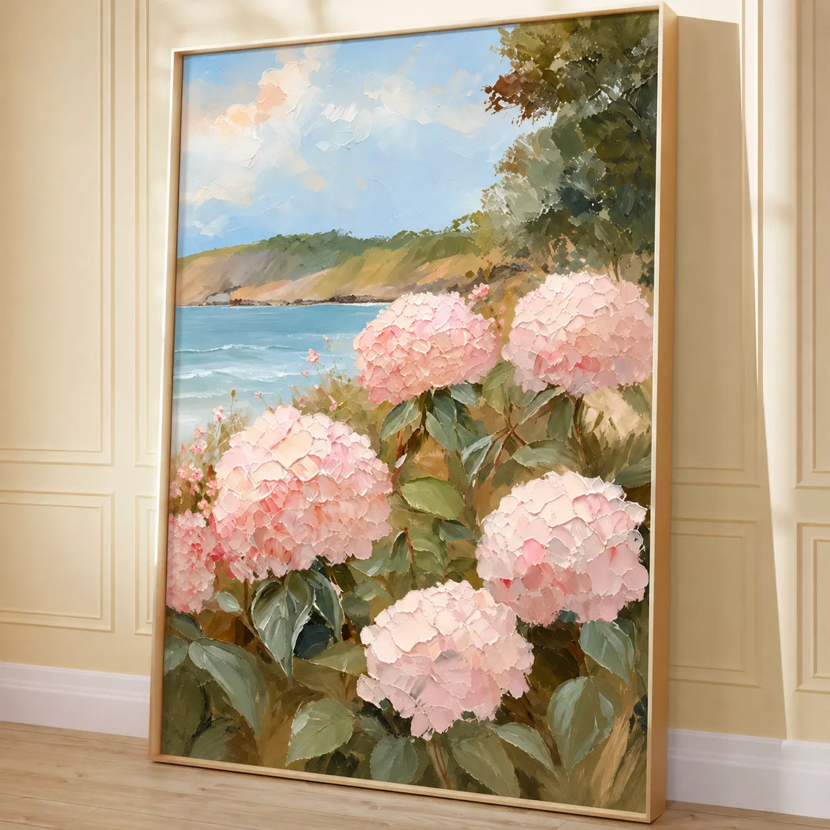 ピンクの紫陽花と緑の葉、海岸線を描いた右側のポスターの展示イメージ