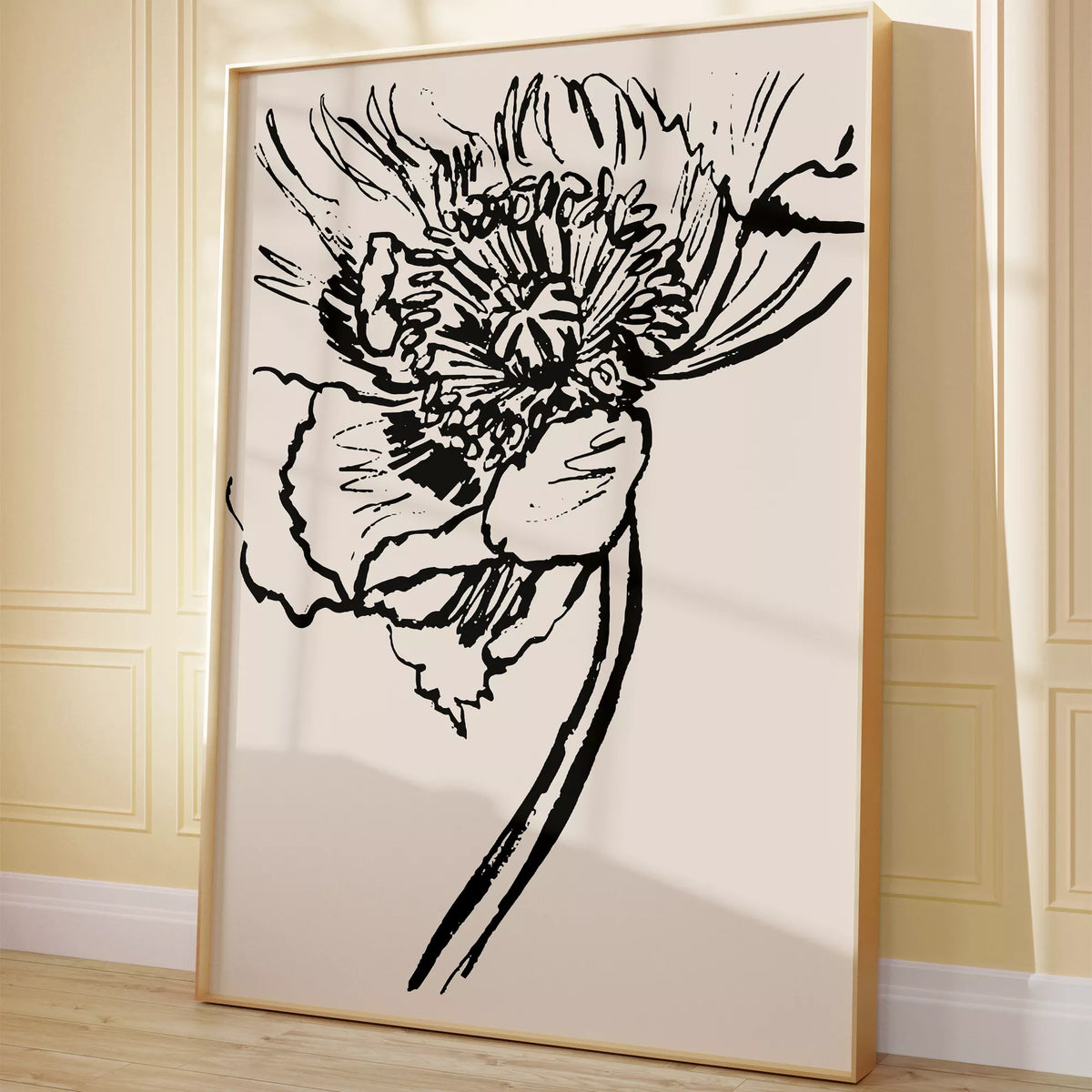 黒線の大輪の花と曲線を描く茎のポスターを、淡いイエローの壁際に立て掛けたイメージ