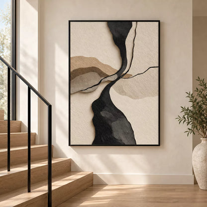 階段のある明るいエントランスに掛けた、ベージュ×ブラックの切り絵風抽象画