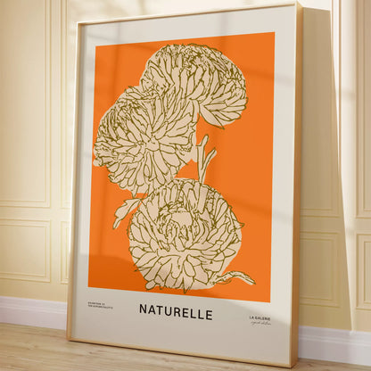 クリーム色のパネル壁の前に立て掛けた、大輪の花の線画ポスター