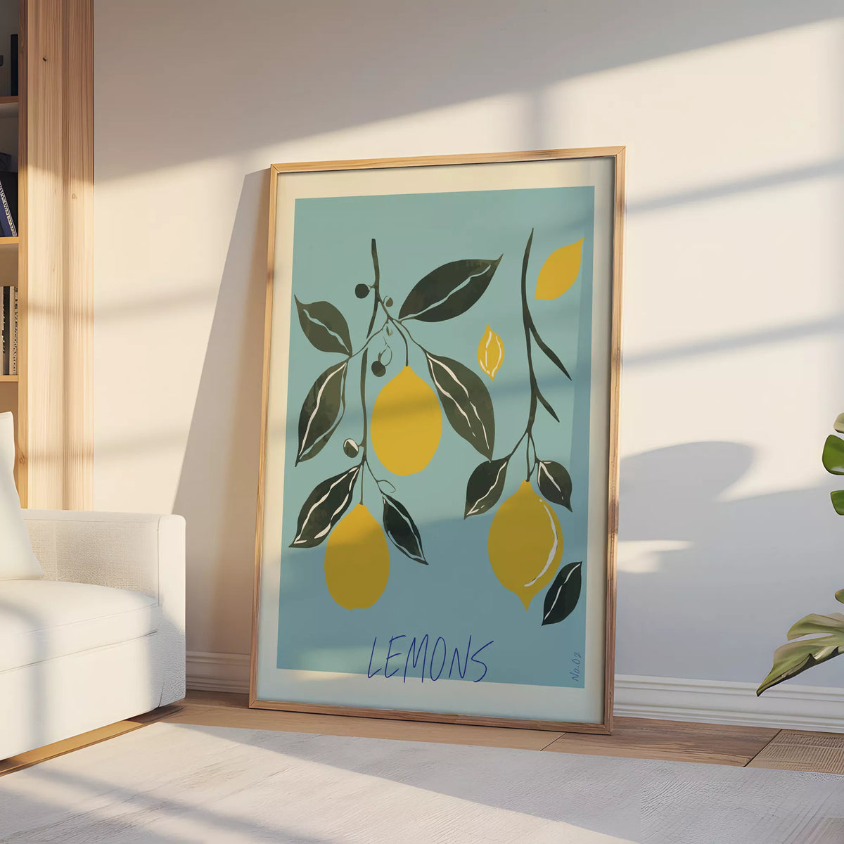 白いソファと本棚のある部屋で、日差しを受けて立てかけたレモンのイラストポスター