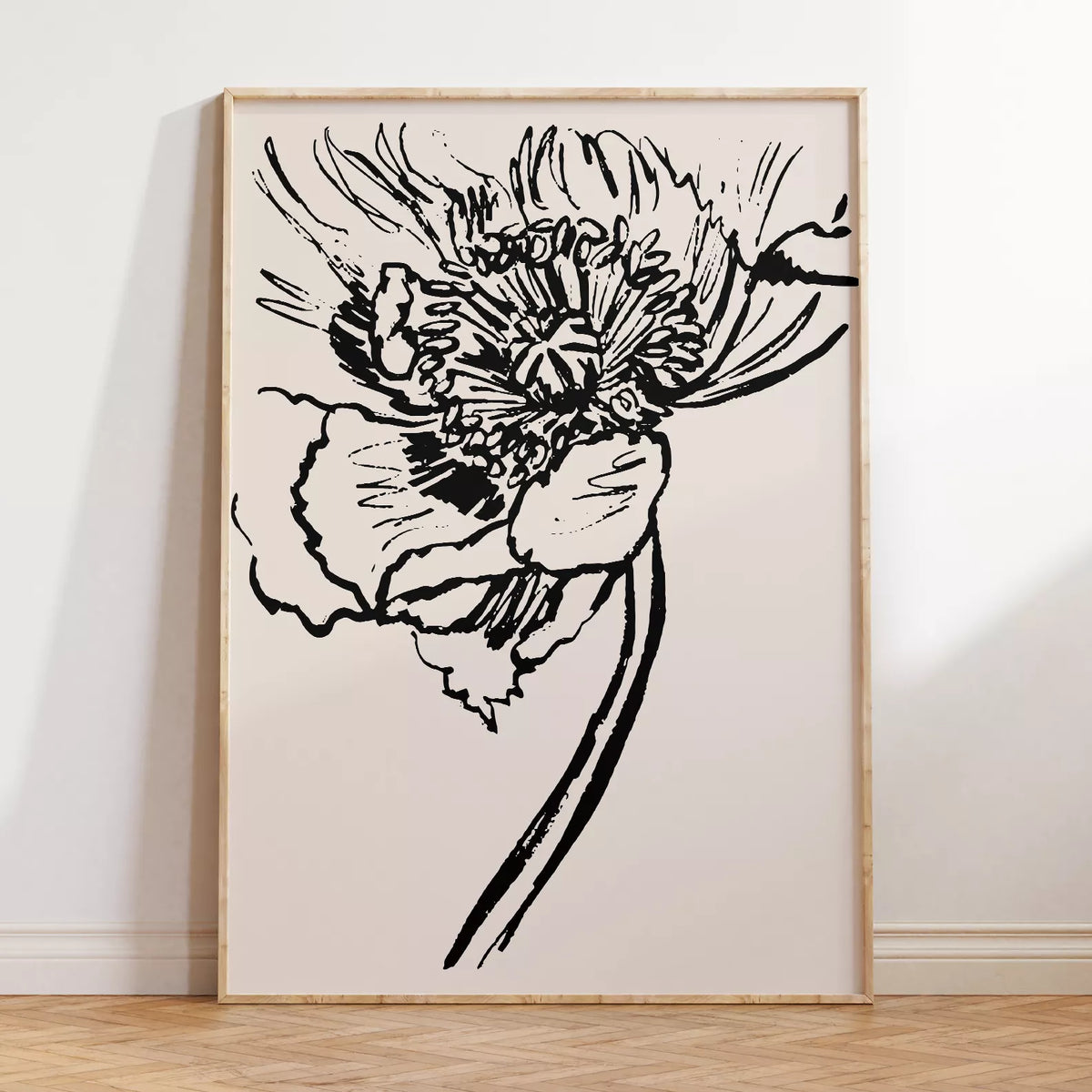 暖かなベージュの背景に、大輪の花びらと曲線を描く茎を黒い線で表現した縦長のラインアートポスター