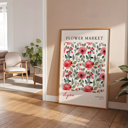 赤とピンクの花柄のフラワーマーケットポスターを、チェアと植物のある暖かな色調の部屋に立て掛けたイメージ