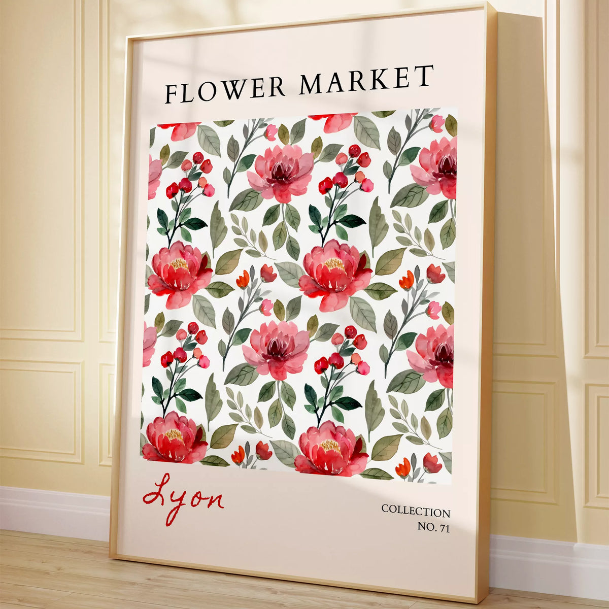 FLOWER MARKETとLyonの文字を添えた花柄ポスターを、淡いイエローの壁際に立て掛けたイメージ