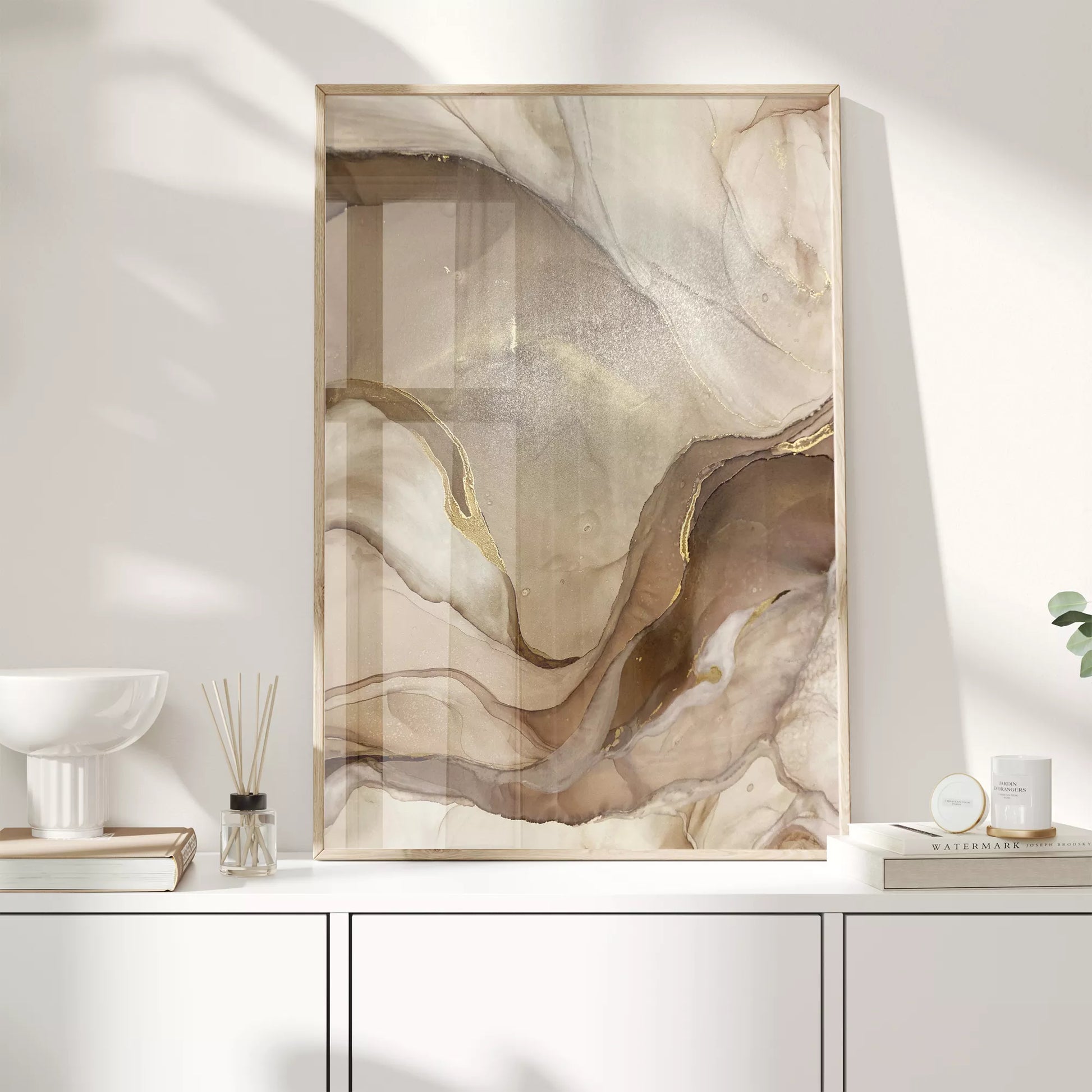 ベージュと金箔の大理石風アート、流動的な曲線が織りなす抽象画