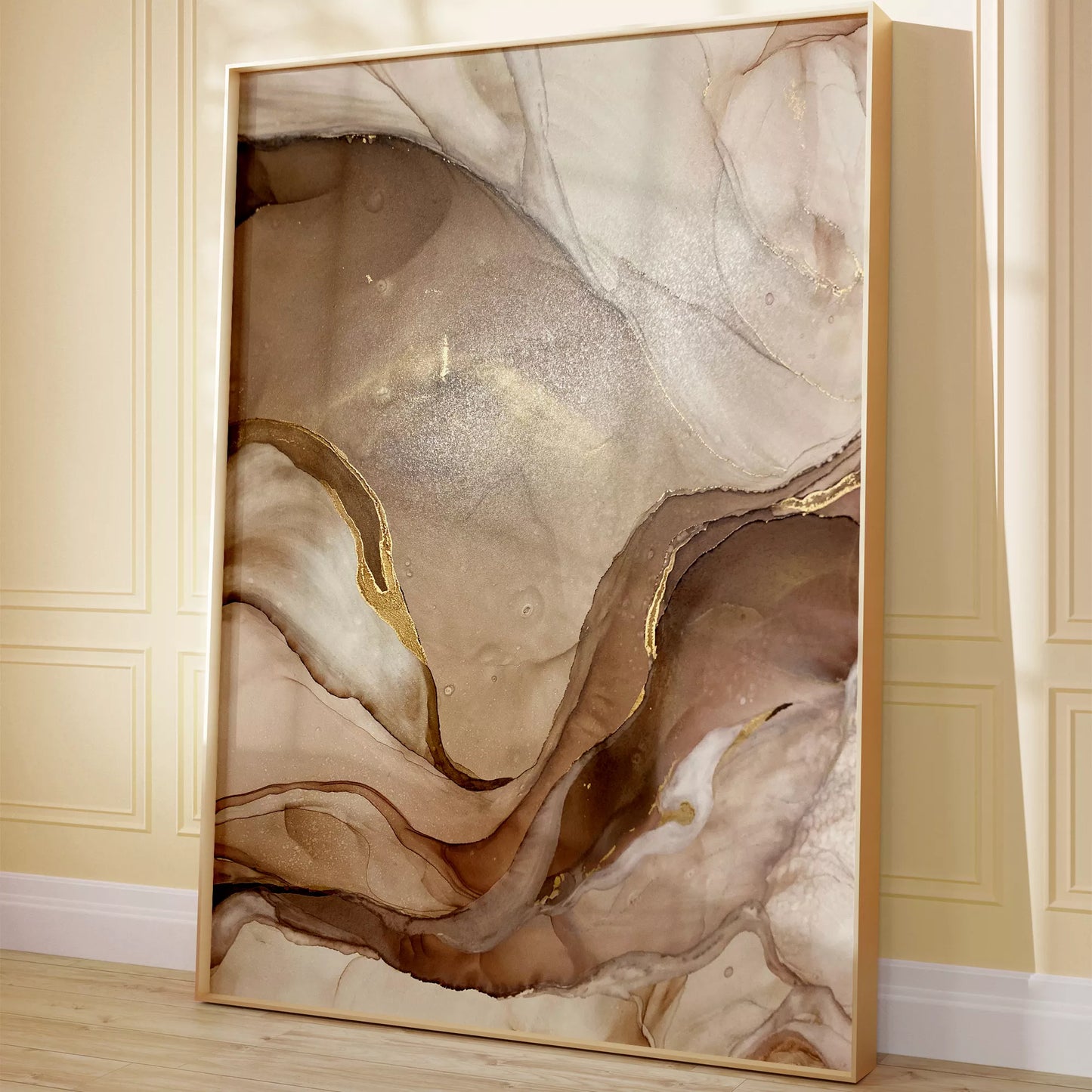 ベージュと金箔の大理石風アート、流動的な曲線が織りなす抽象画