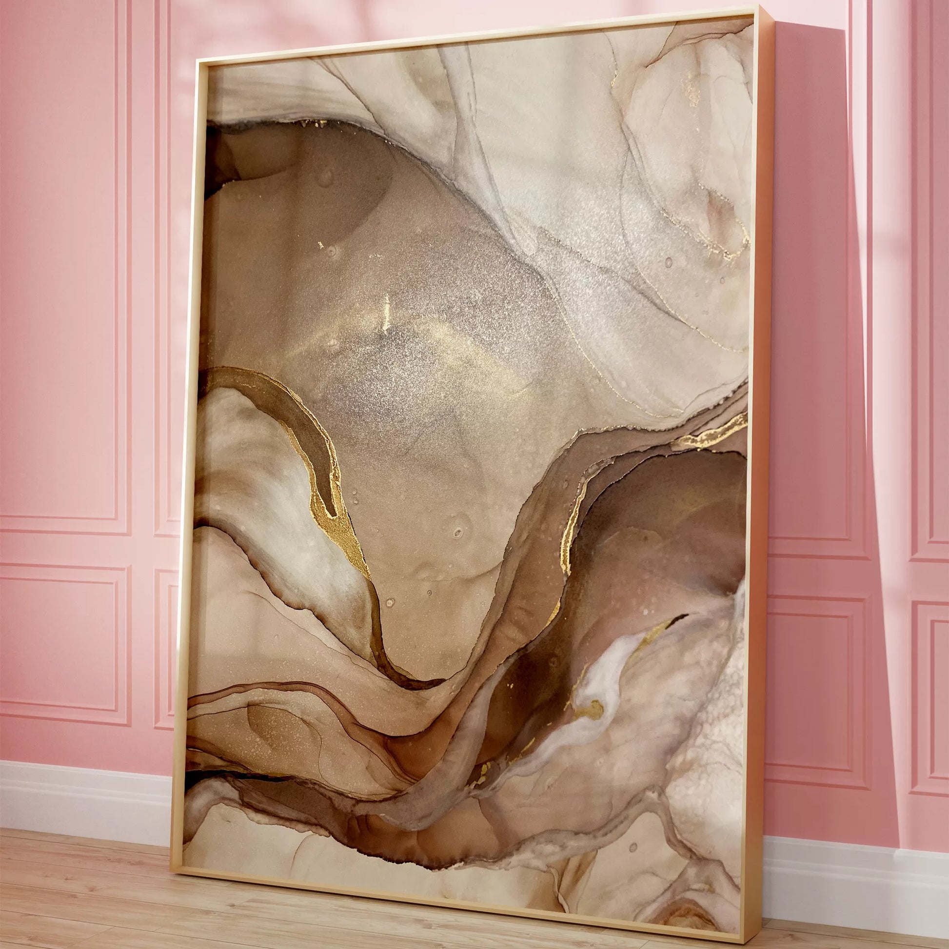 ベージュと金箔の大理石風アート、流動的な曲線が織りなす抽象画