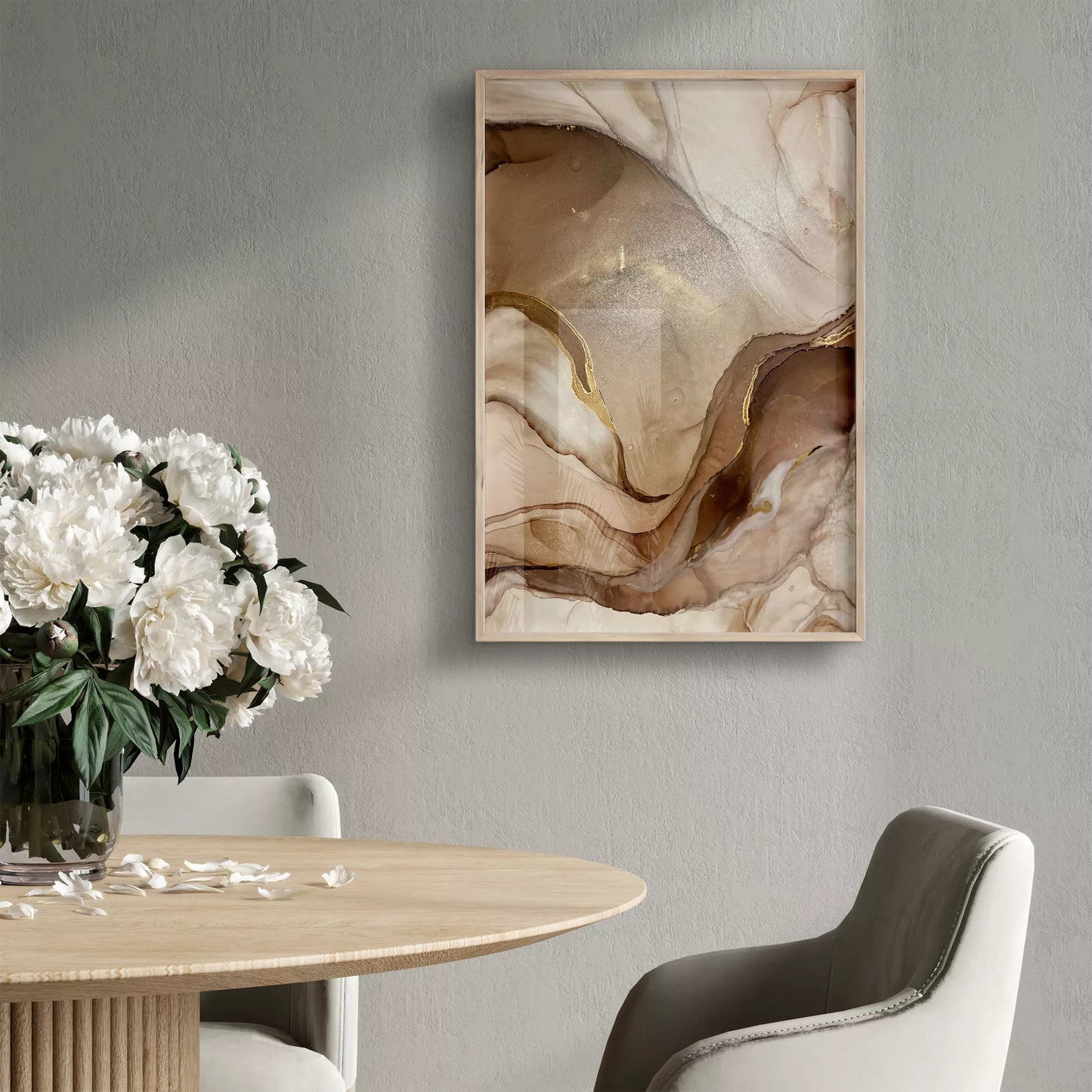 ベージュと金箔の大理石風アート、流動的な曲線が織りなす抽象画