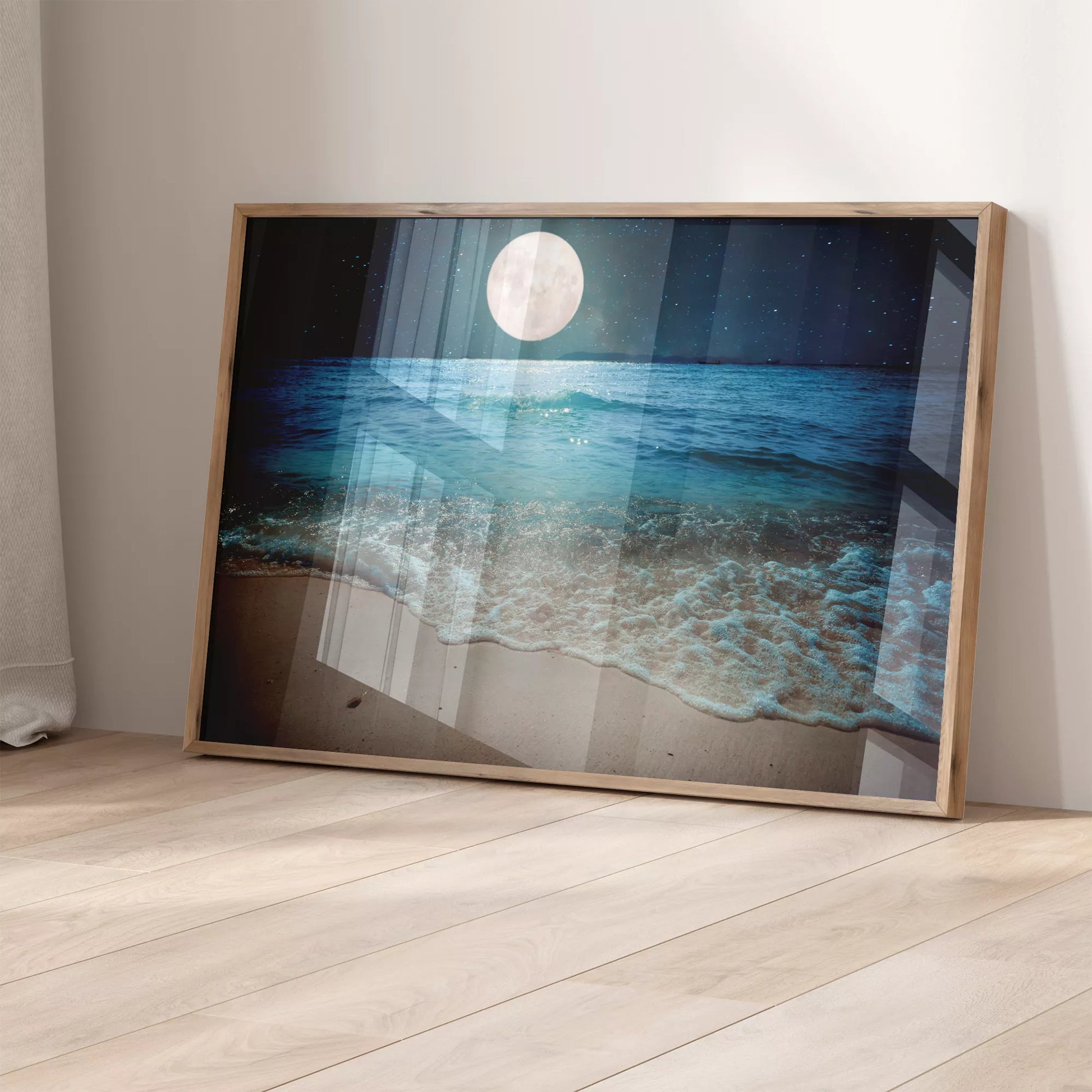 月光に照らされた夜の海辺、穏やかな波と満月の風景