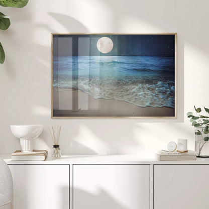 月光に照らされた夜の海辺、穏やかな波と満月の風景