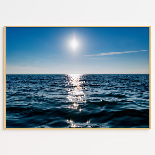 深いネイビーブルーの海と太陽の輝く水面反射の風景写真ポスター