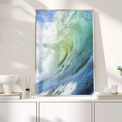 ダイナミックな波のうねりが巻き込む瞬間を捉えた写真。エメラルドグリーンからターコイズブルーへのグラデーション、白い水しぶきと透明感のある水面が印象的な海の情景。