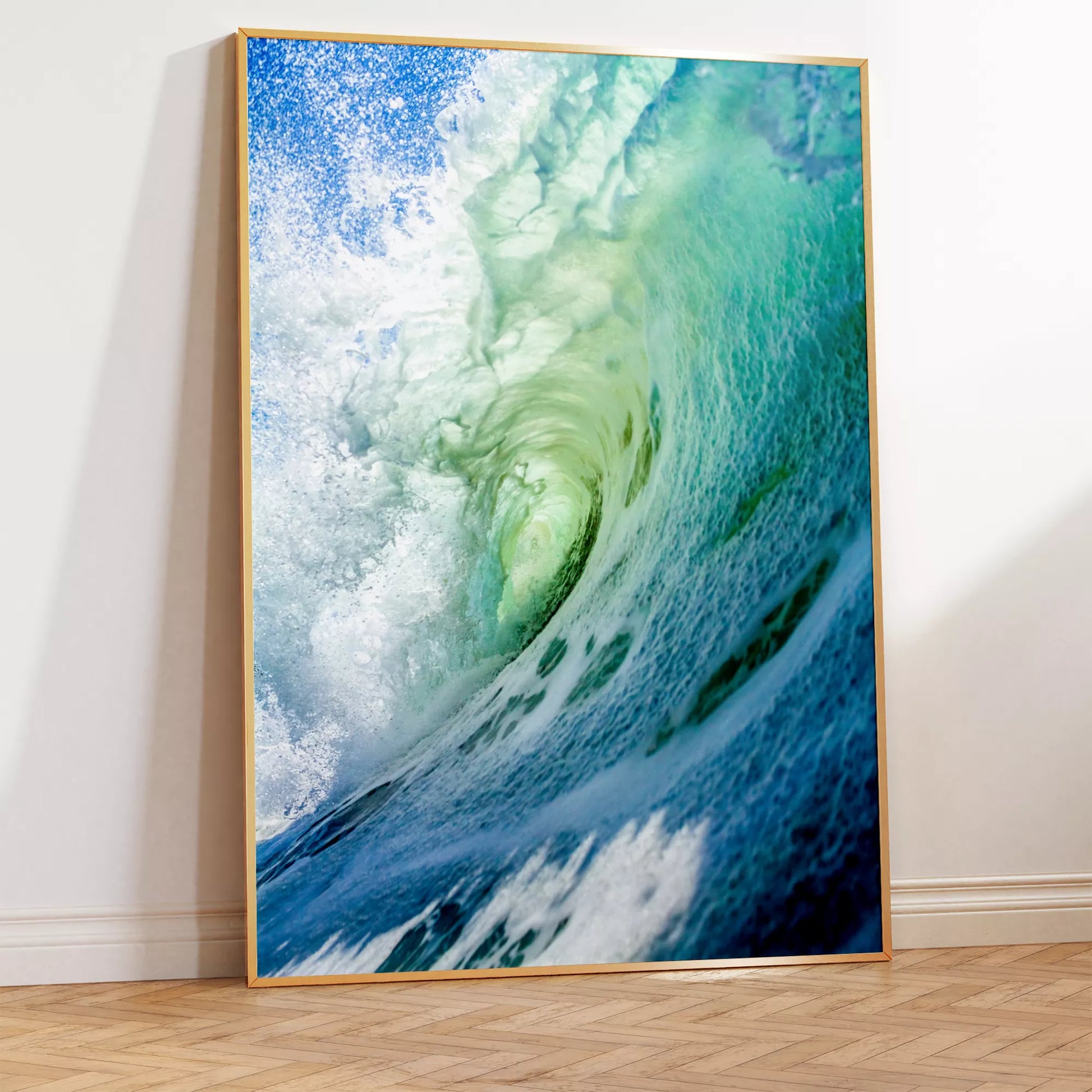 ダイナミックな波のうねりが巻き込む瞬間を捉えた写真。エメラルドグリーンからターコイズブルーへのグラデーション、白い水しぶきと透明感のある水面が印象的な海の情景。