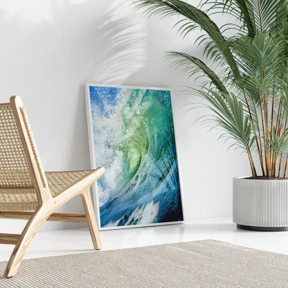 ダイナミックな波のうねりが巻き込む瞬間を捉えた写真。エメラルドグリーンからターコイズブルーへのグラデーション、白い水しぶきと透明感のある水面が印象的な海の情景。