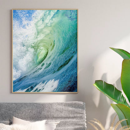 ダイナミックな波のうねりが巻き込む瞬間を捉えた写真。エメラルドグリーンからターコイズブルーへのグラデーション、白い水しぶきと透明感のある水面が印象的な海の情景。