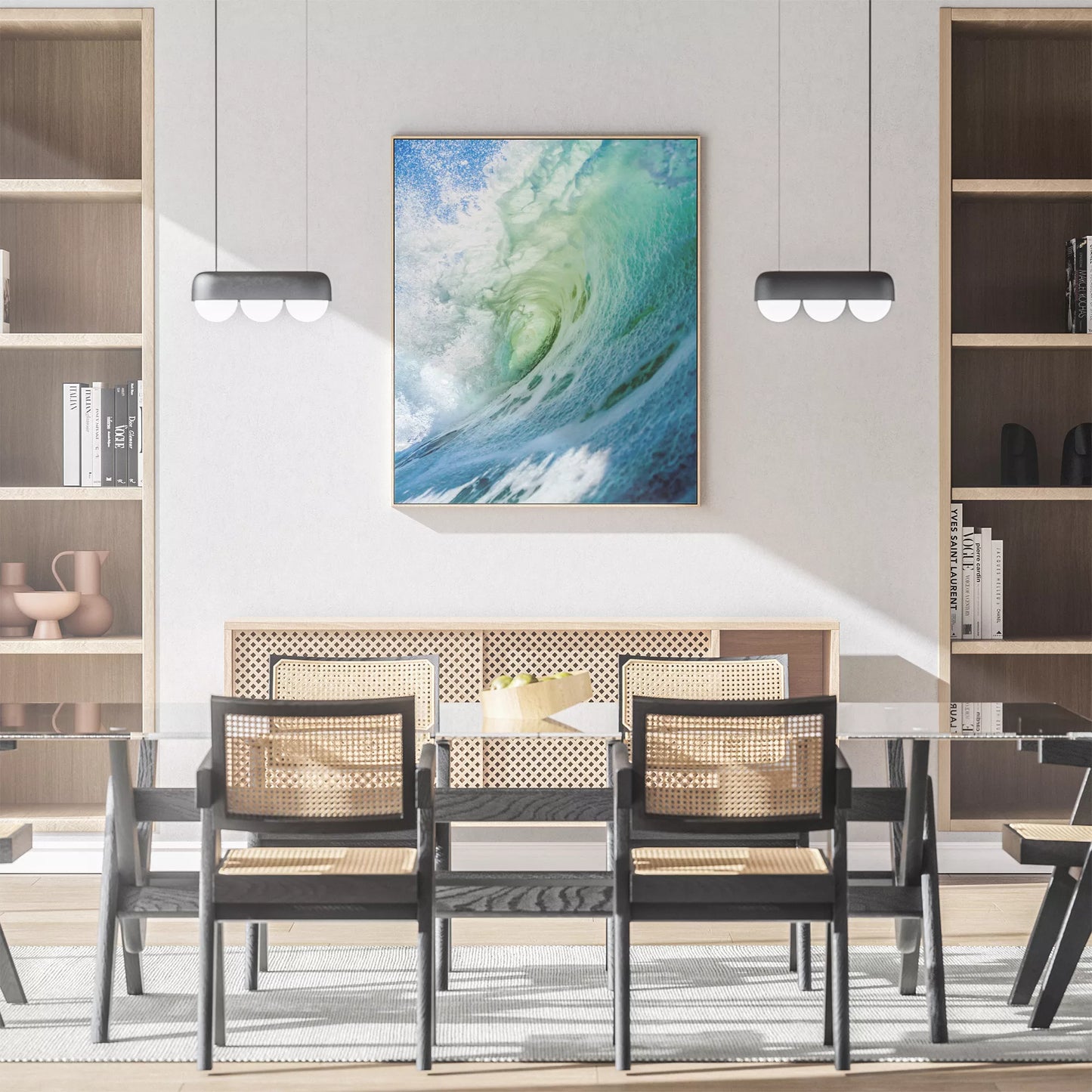 ダイナミックな波のうねりが巻き込む瞬間を捉えた写真。エメラルドグリーンからターコイズブルーへのグラデーション、白い水しぶきと透明感のある水面が印象的な海の情景。