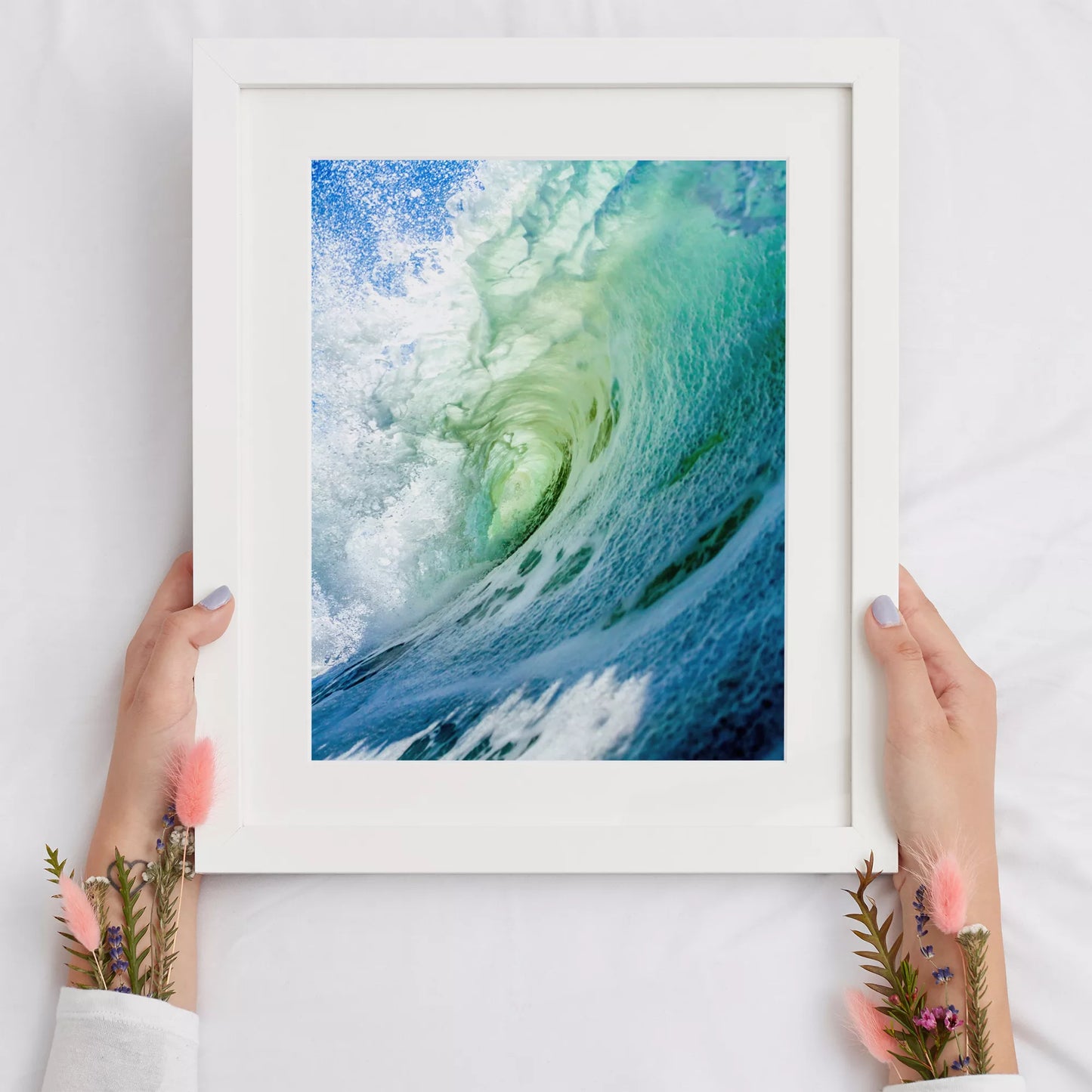 ダイナミックな波のうねりが巻き込む瞬間を捉えた写真。エメラルドグリーンからターコイズブルーへのグラデーション、白い水しぶきと透明感のある水面が印象的な海の情景。