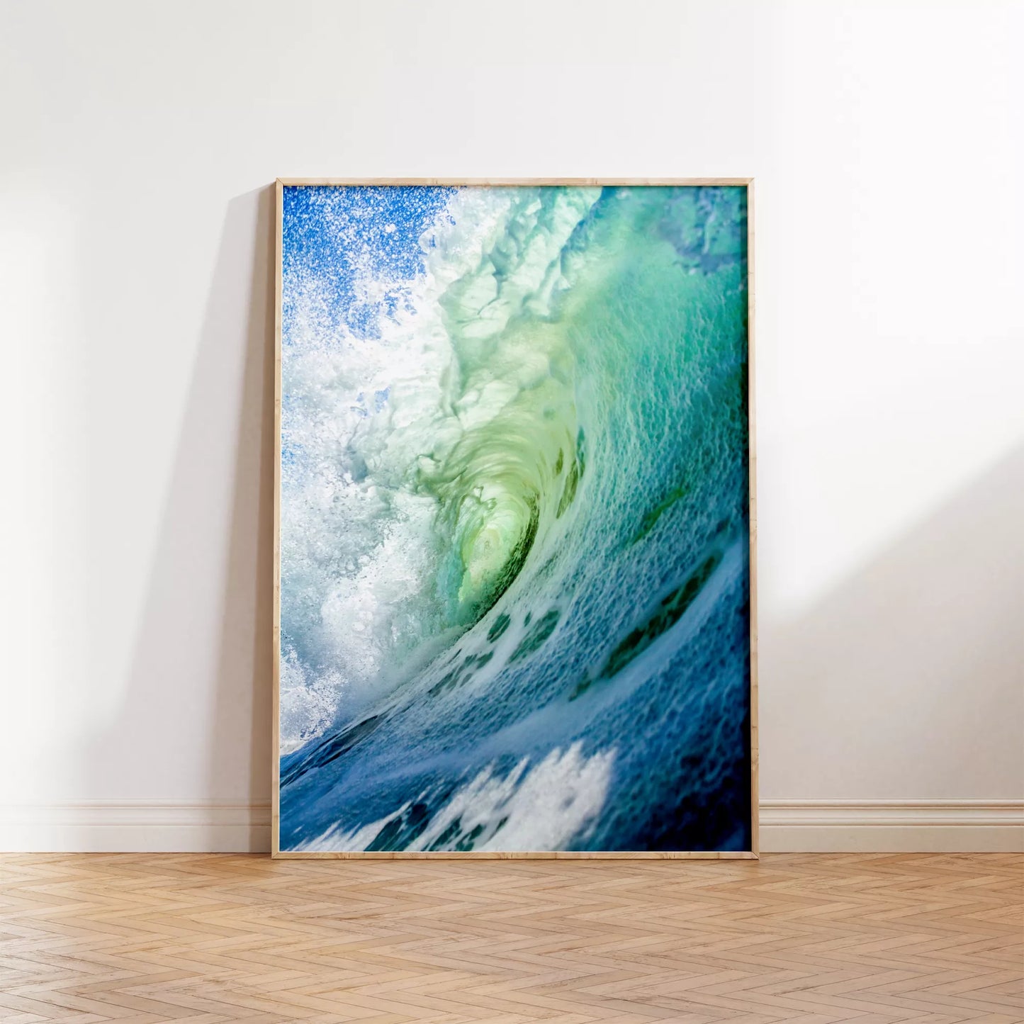 ダイナミックな波のうねりが巻き込む瞬間を捉えた写真。エメラルドグリーンからターコイズブルーへのグラデーション、白い水しぶきと透明感のある水面が印象的な海の情景。