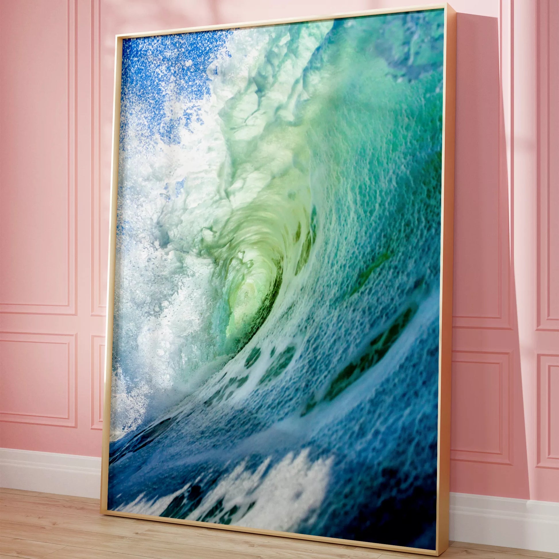 ダイナミックな波のうねりが巻き込む瞬間を捉えた写真。エメラルドグリーンからターコイズブルーへのグラデーション、白い水しぶきと透明感のある水面が印象的な海の情景。