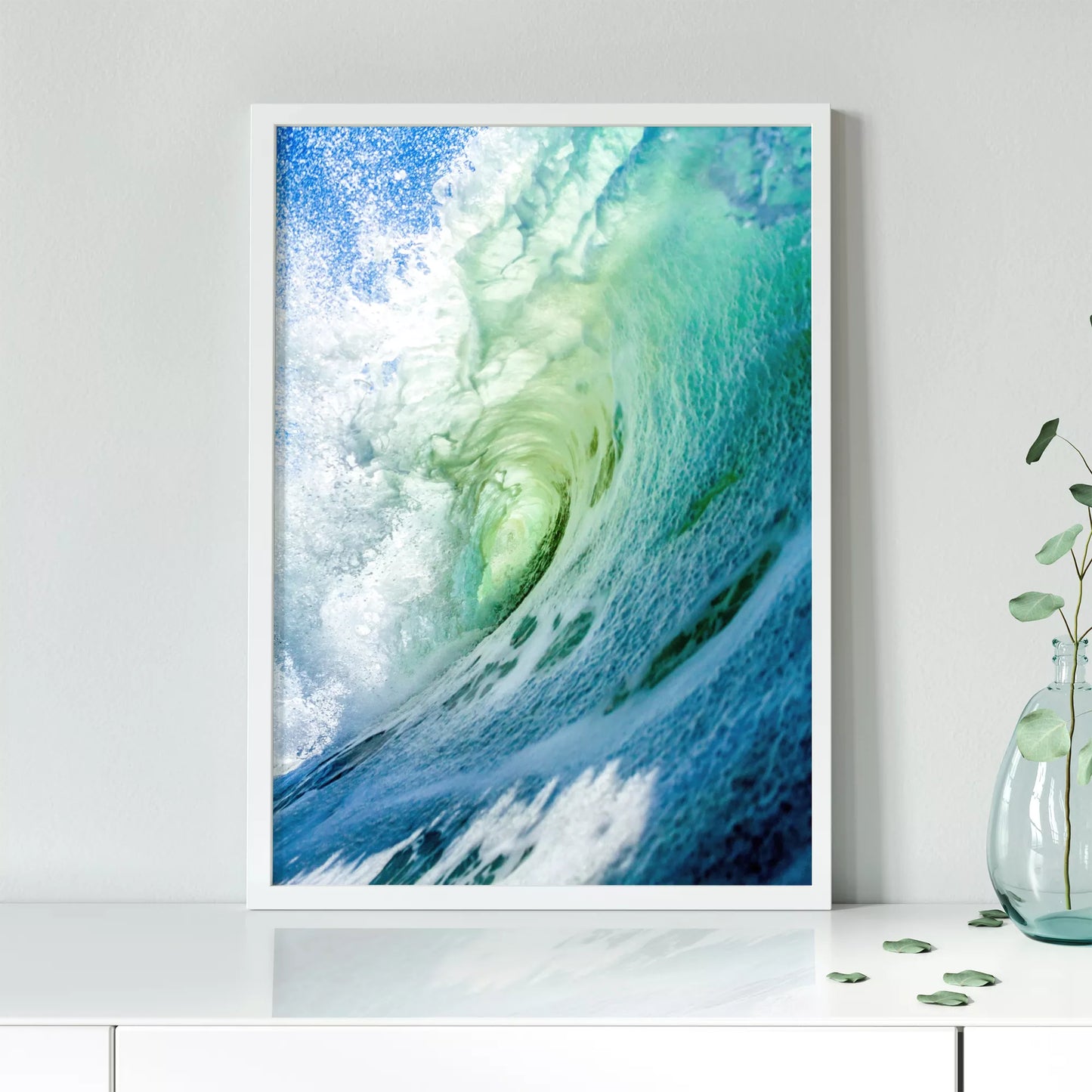 ダイナミックな波のうねりが巻き込む瞬間を捉えた写真。エメラルドグリーンからターコイズブルーへのグラデーション、白い水しぶきと透明感のある水面が印象的な海の情景。