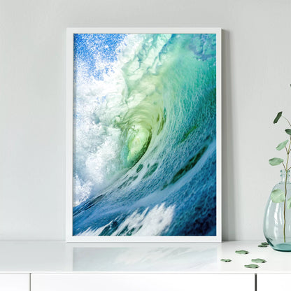 ダイナミックな波のうねりが巻き込む瞬間を捉えた写真。エメラルドグリーンからターコイズブルーへのグラデーション、白い水しぶきと透明感のある水面が印象的な海の情景。