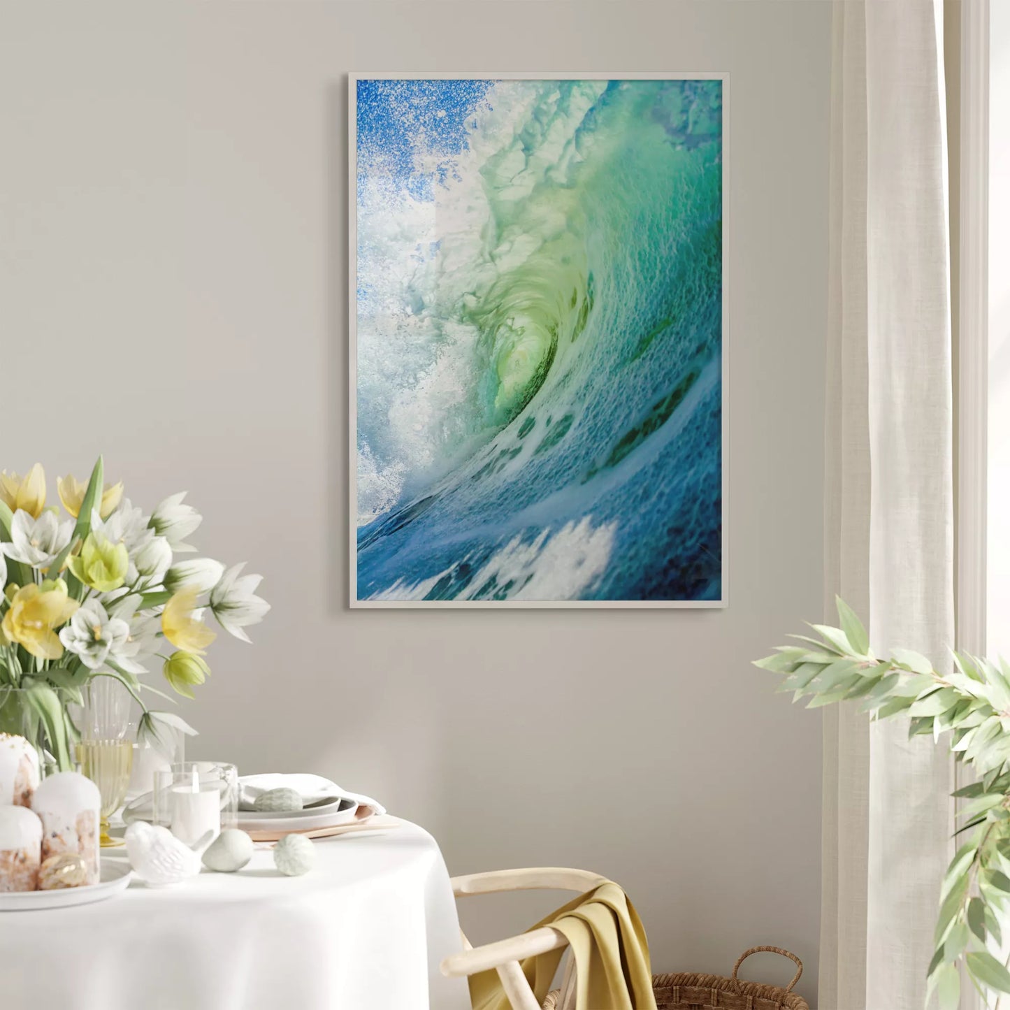 ダイナミックな波のうねりが巻き込む瞬間を捉えた写真。エメラルドグリーンからターコイズブルーへのグラデーション、白い水しぶきと透明感のある水面が印象的な海の情景。