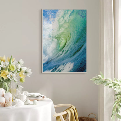 ダイナミックな波のうねりが巻き込む瞬間を捉えた写真。エメラルドグリーンからターコイズブルーへのグラデーション、白い水しぶきと透明感のある水面が印象的な海の情景。