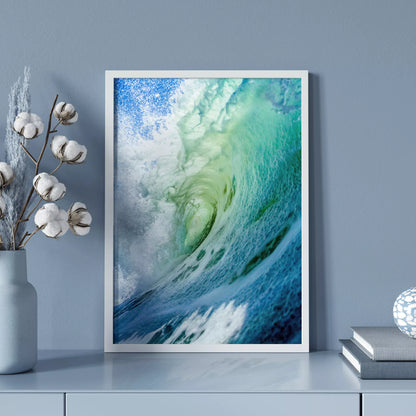 ダイナミックな波のうねりが巻き込む瞬間を捉えた写真。エメラルドグリーンからターコイズブルーへのグラデーション、白い水しぶきと透明感のある水面が印象的な海の情景。