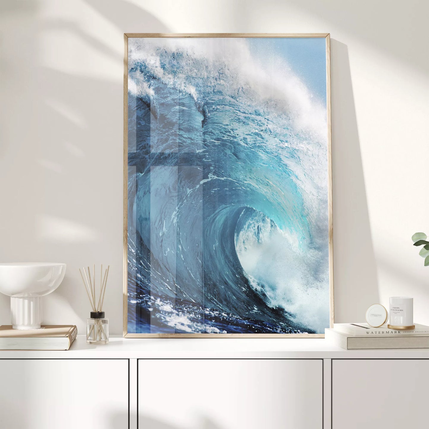 力強いターコイズブルーの波が白い泡を立てながら渦を巻き、青空を背景に迫力ある自然の躍動感を表現した海の写真。細部まで捉えられた波のダイナミックな動きと鮮やかな色彩が印象的。