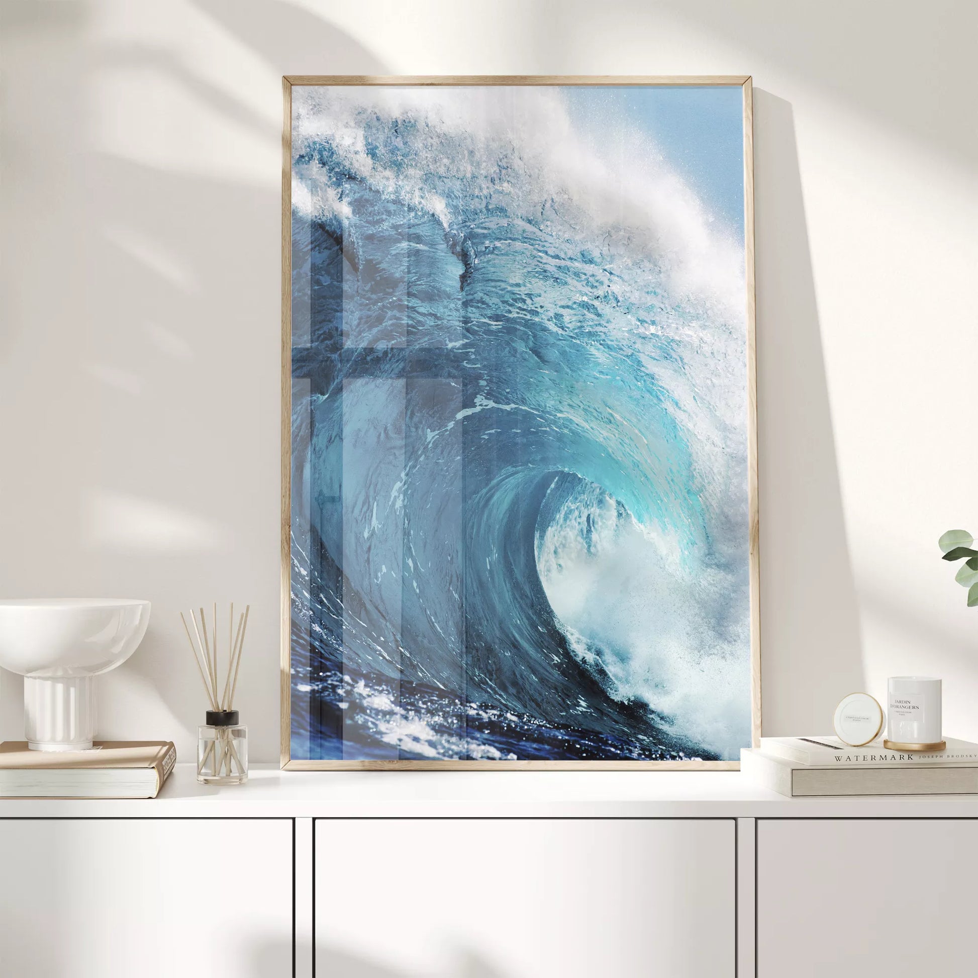 力強いターコイズブルーの波が白い泡を立てながら渦を巻き、青空を背景に迫力ある自然の躍動感を表現した海の写真。細部まで捉えられた波のダイナミックな動きと鮮やかな色彩が印象的。