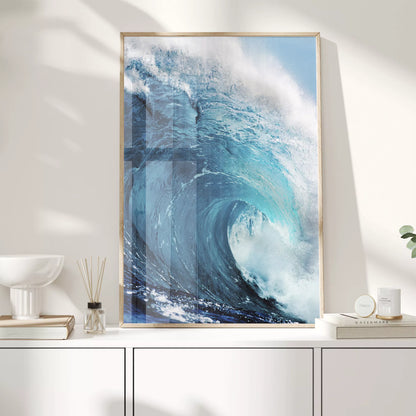 力強いターコイズブルーの波が白い泡を立てながら渦を巻き、青空を背景に迫力ある自然の躍動感を表現した海の写真。細部まで捉えられた波のダイナミックな動きと鮮やかな色彩が印象的。