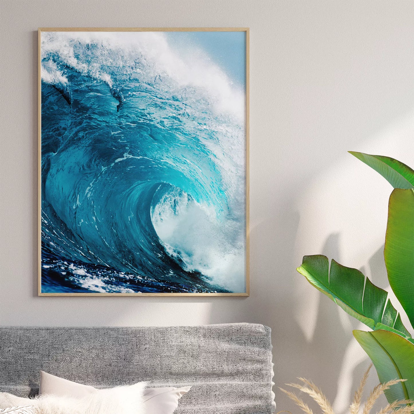 力強いターコイズブルーの波が白い泡を立てながら渦を巻き、青空を背景に迫力ある自然の躍動感を表現した海の写真。細部まで捉えられた波のダイナミックな動きと鮮やかな色彩が印象的。