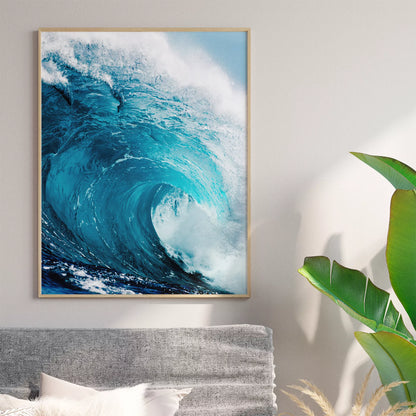 力強いターコイズブルーの波が白い泡を立てながら渦を巻き、青空を背景に迫力ある自然の躍動感を表現した海の写真。細部まで捉えられた波のダイナミックな動きと鮮やかな色彩が印象的。