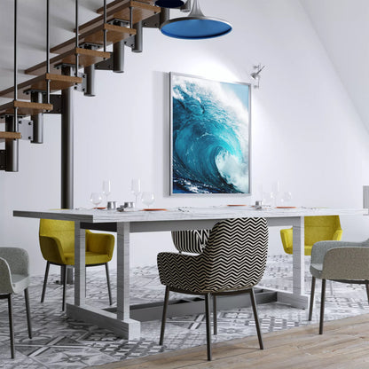 力強いターコイズブルーの波が白い泡を立てながら渦を巻き、青空を背景に迫力ある自然の躍動感を表現した海の写真。細部まで捉えられた波のダイナミックな動きと鮮やかな色彩が印象的。