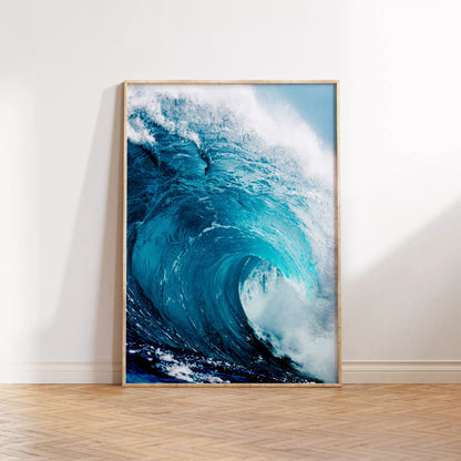 力強いターコイズブルーの波が白い泡を立てながら渦を巻き、青空を背景に迫力ある自然の躍動感を表現した海の写真。細部まで捉えられた波のダイナミックな動きと鮮やかな色彩が印象的。