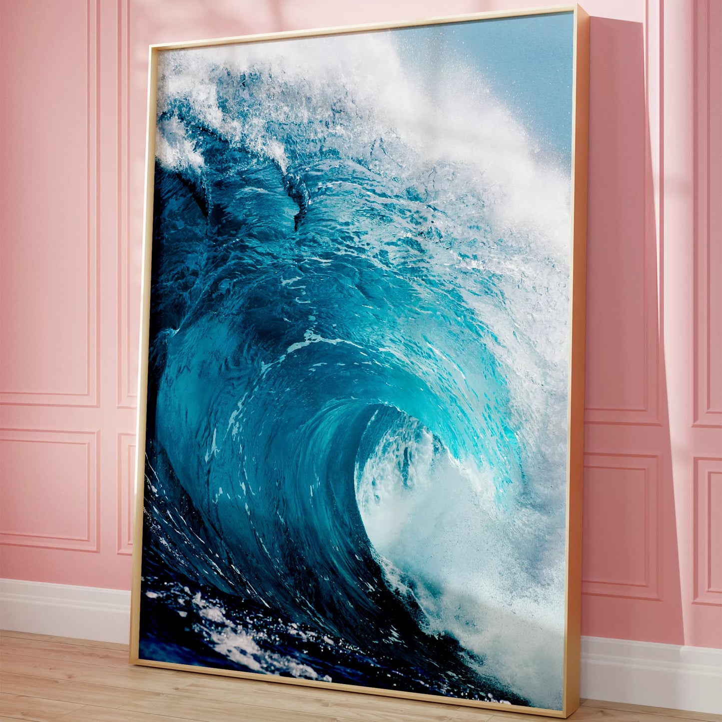 力強いターコイズブルーの波が白い泡を立てながら渦を巻き、青空を背景に迫力ある自然の躍動感を表現した海の写真。細部まで捉えられた波のダイナミックな動きと鮮やかな色彩が印象的。