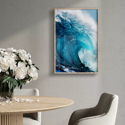 力強いターコイズブルーの波が白い泡を立てながら渦を巻き、青空を背景に迫力ある自然の躍動感を表現した海の写真。細部まで捉えられた波のダイナミックな動きと鮮やかな色彩が印象的。