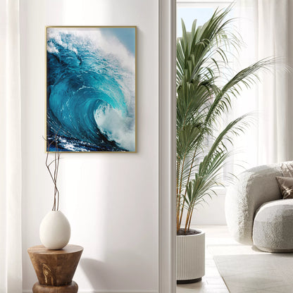 力強いターコイズブルーの波が白い泡を立てながら渦を巻き、青空を背景に迫力ある自然の躍動感を表現した海の写真。細部まで捉えられた波のダイナミックな動きと鮮やかな色彩が印象的。