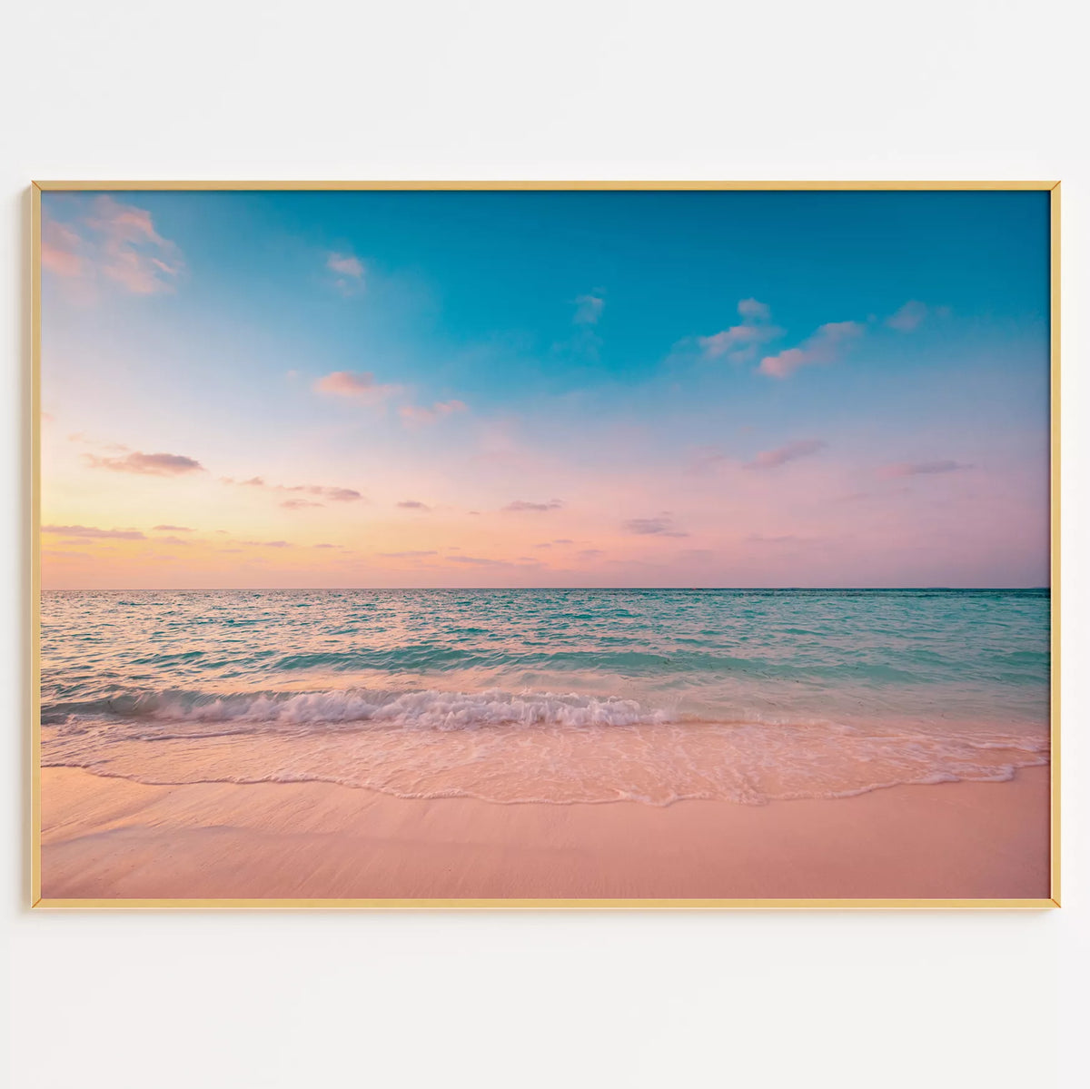 ピンクの砂浜とターコイズの海に淡い夕焼けが広がる、横長の風景写真ポスター