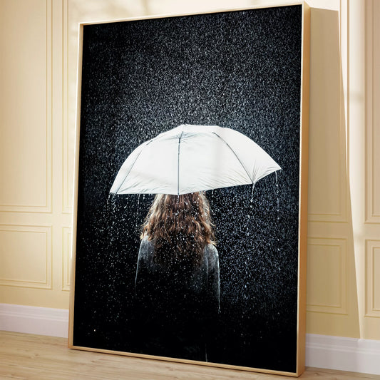 雨の中で白い傘を差す後ろ姿のモノクロアート写真