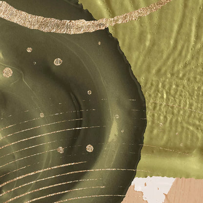 セージグリーンとベージュの抽象的な3連アート、金箔のアクセント付き