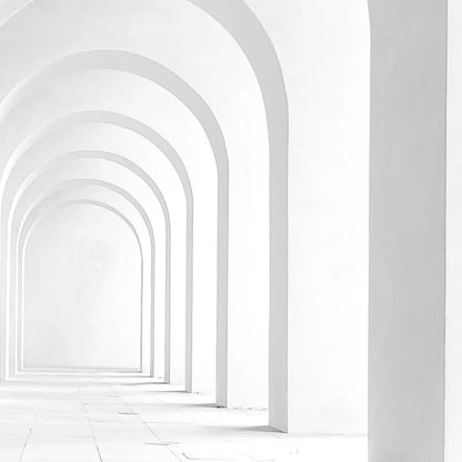 白いアーチが規則正しく奥へ連なる回廊と石畳の床を写した部分拡大