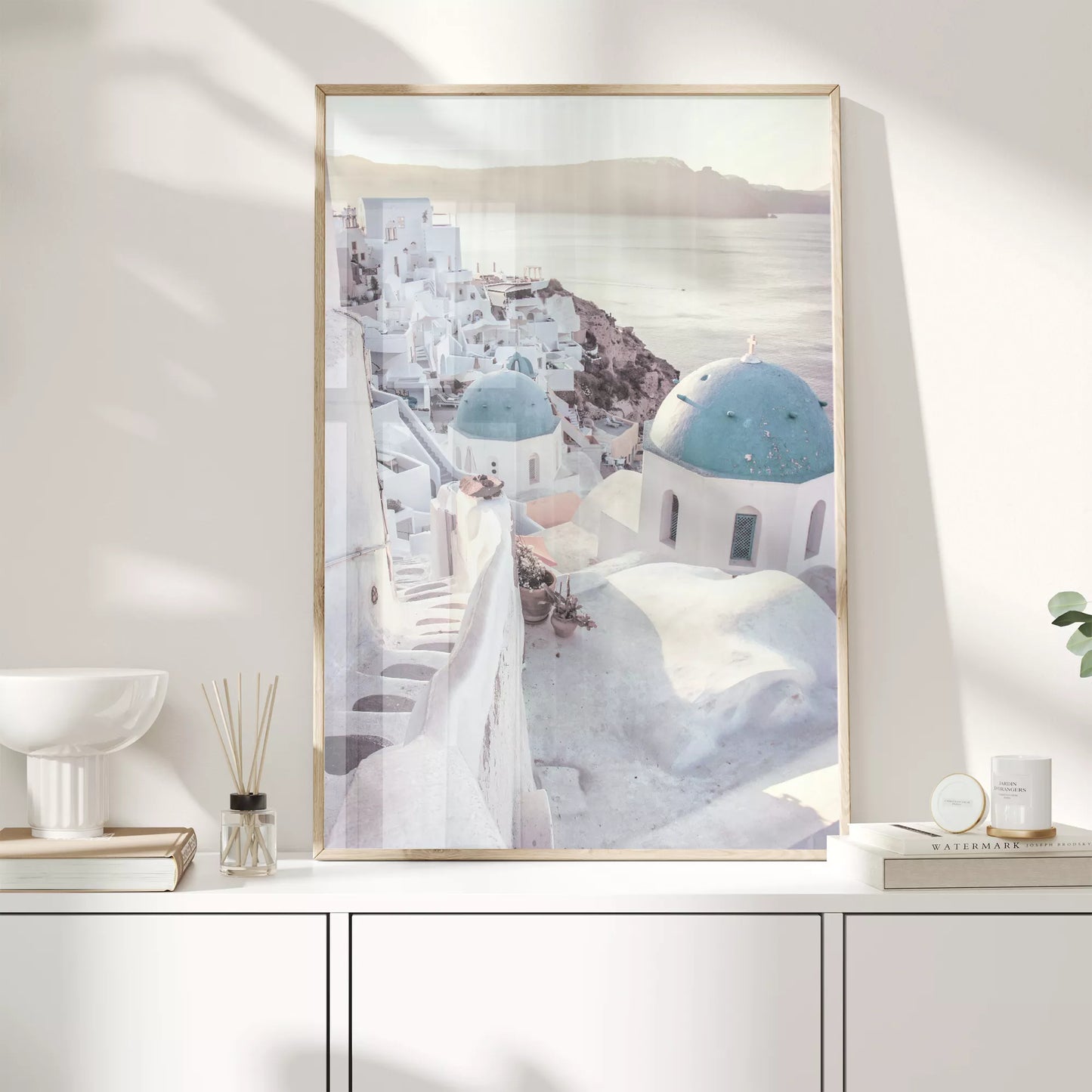 サントリーニ島の白壁の街並みと青いドームの教会、エーゲ海の景色