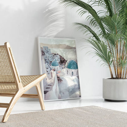 サントリーニ島の白壁の街並みと青いドームの教会、エーゲ海の景色